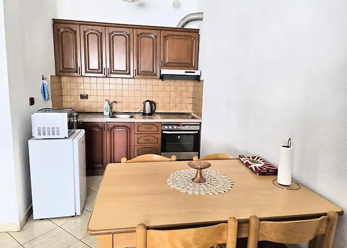 Sunny 2 Bedroom Near City Center