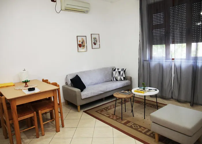 Sunny 2 Bedroom Near City Center