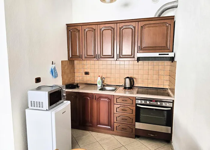 Sunny 2 Bedroom Near City Center