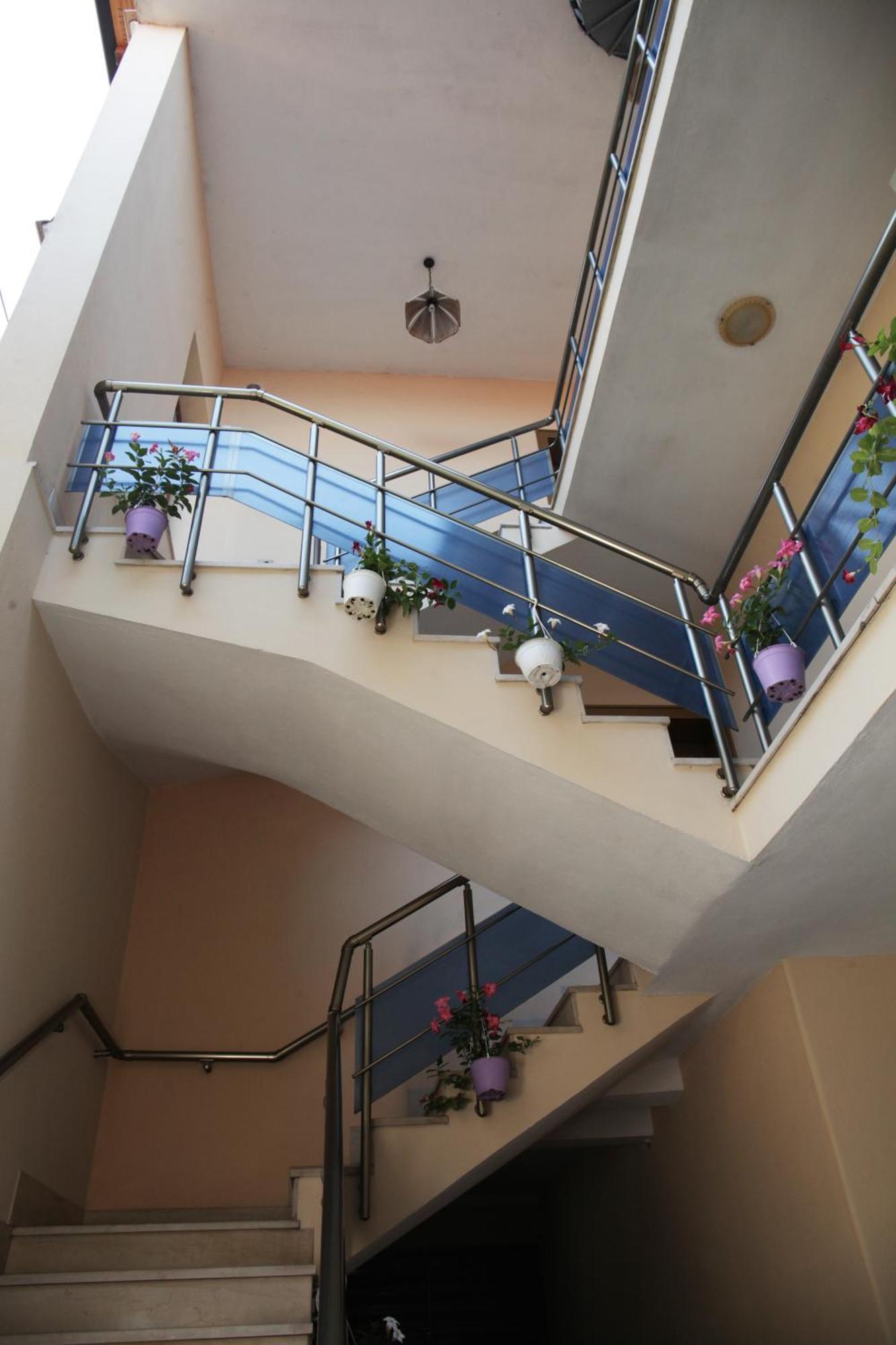 Sunny 2 Bedroom Near Center *