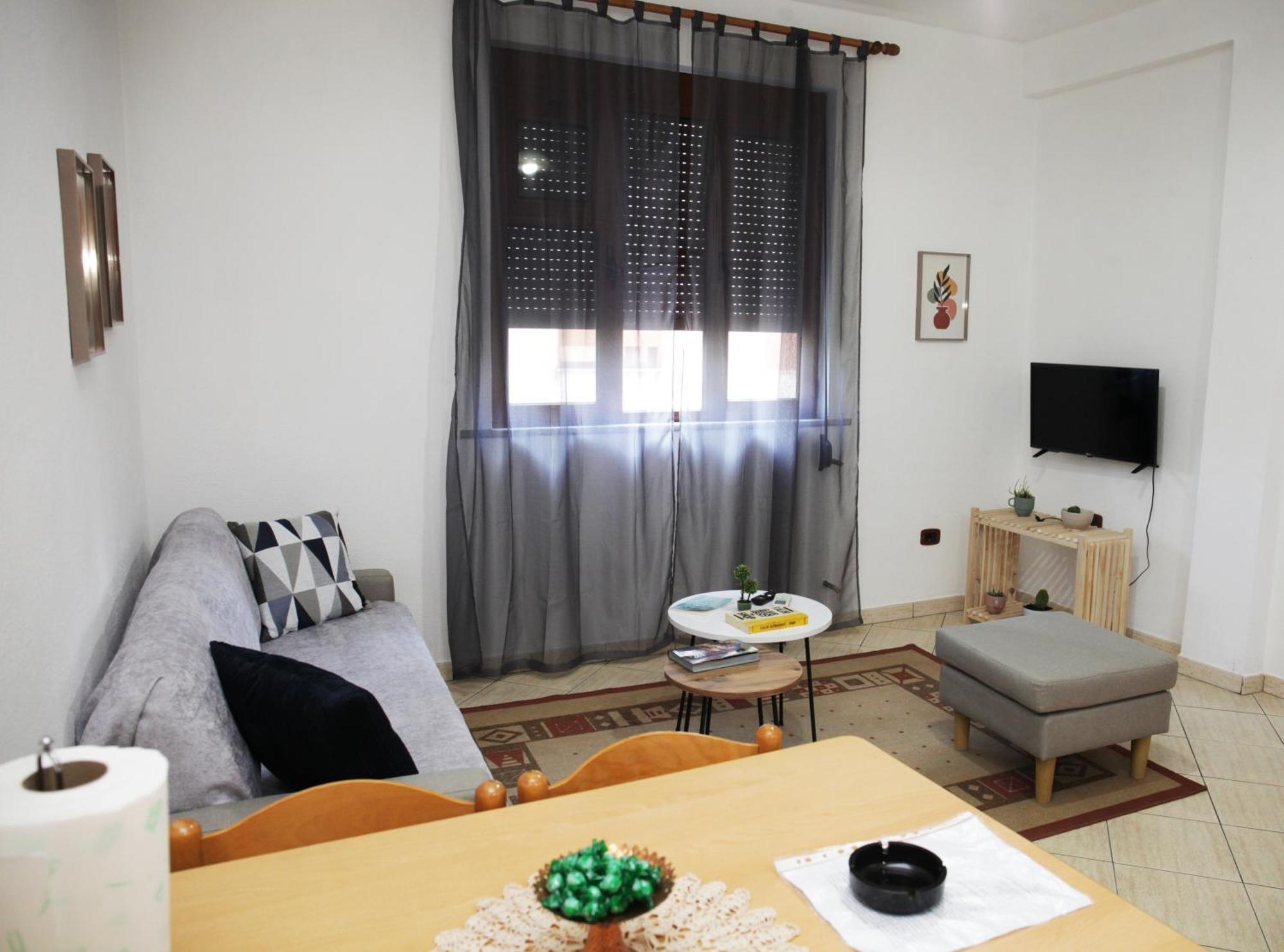 Sunny 2 Bedroom Near Center *