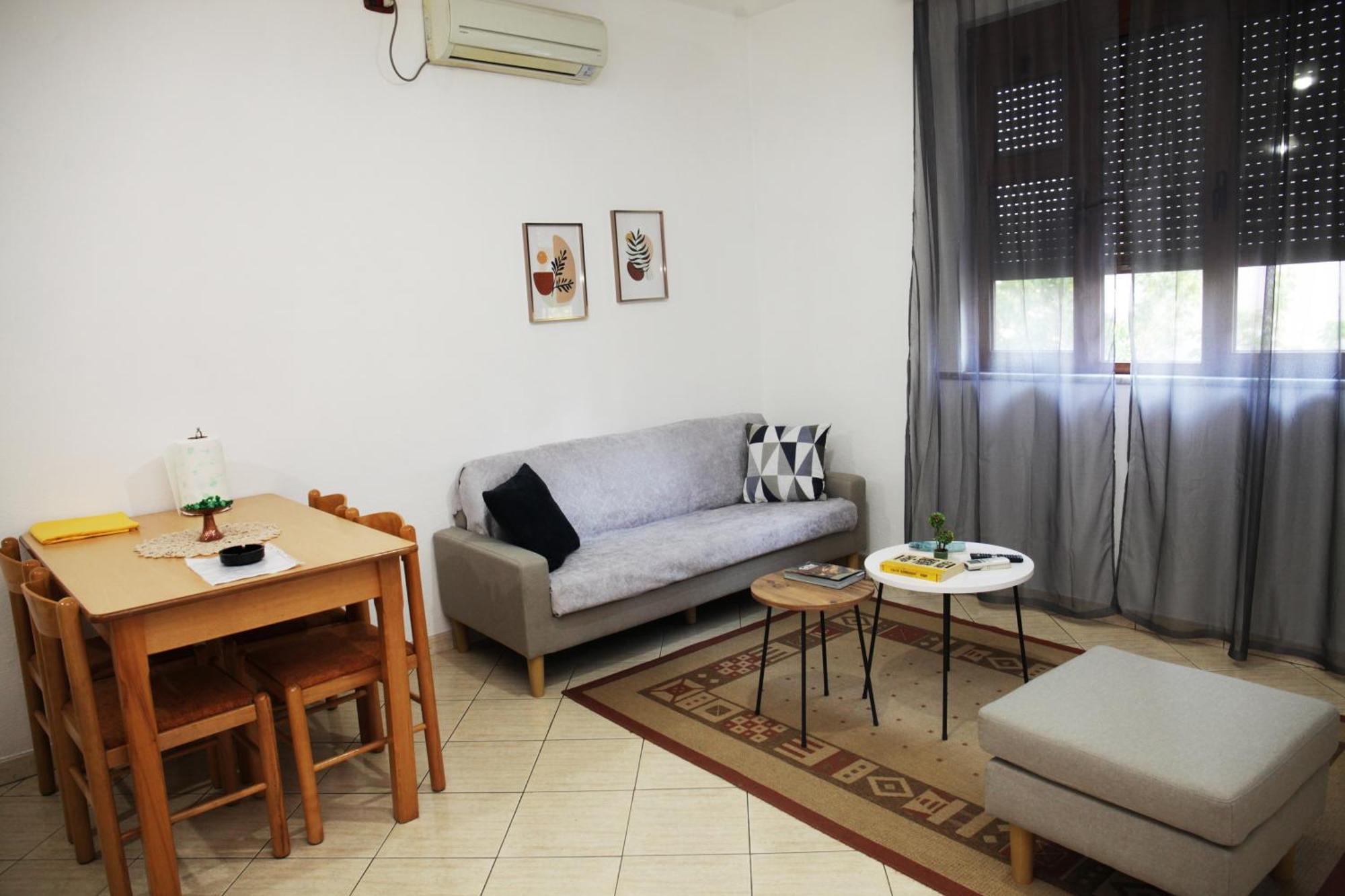 Sunny 2 Bedroom Near Center Apartment